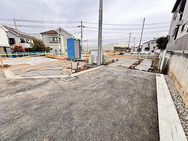 前面道路を含めた現地写真です。