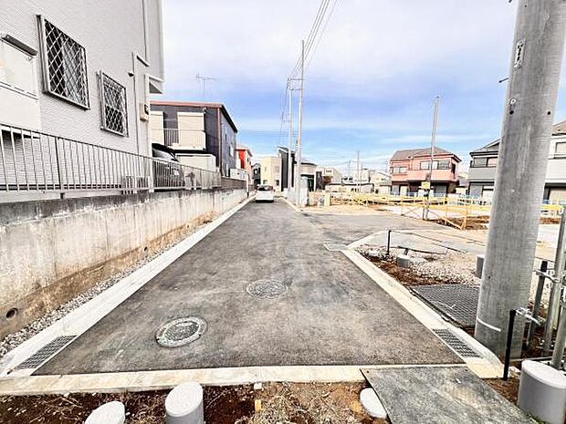 前面道路を含めた現地写真です。