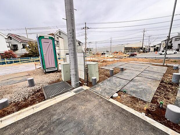 前面道路を含めた現地写真です。