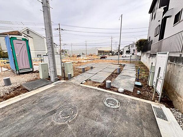 前面道路を含めた現地写真です。