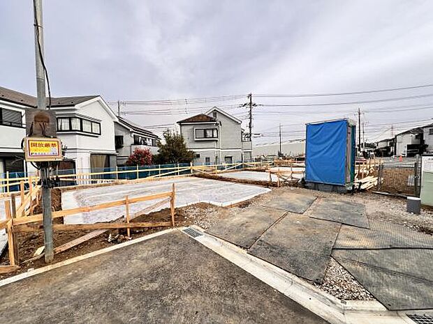 前面道路を含めた現地写真です。