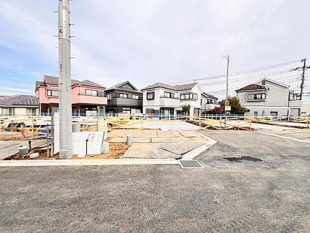 前面道路を含めた現地写真です。