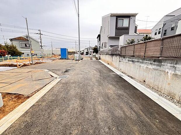前面道路を含めた現地写真です。