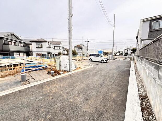 前面道路を含めた現地写真です。