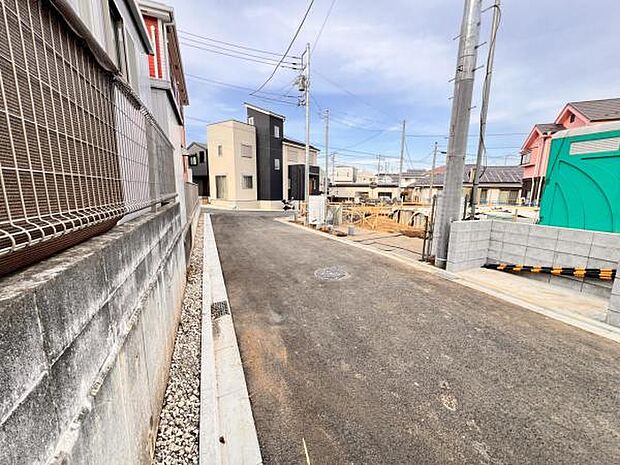 前面道路を含めた現地写真です。