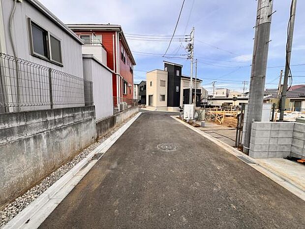 前面道路を含めた現地写真です。