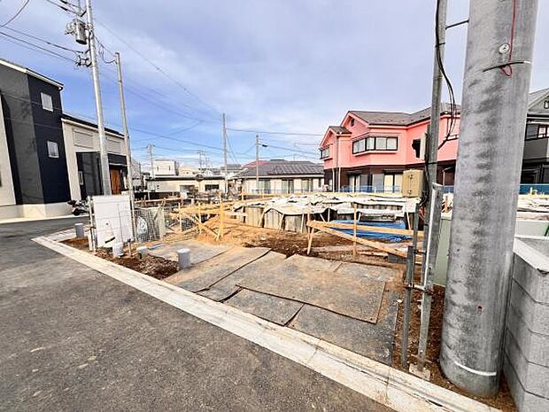 前面道路を含めた現地写真です。