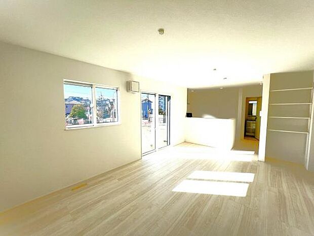 お食事中もキッチンと会話が楽しめるダイニングスペース。