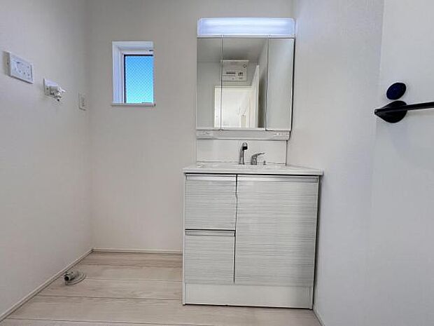 洗面化粧台です。朝の身支度から1日が始まります。