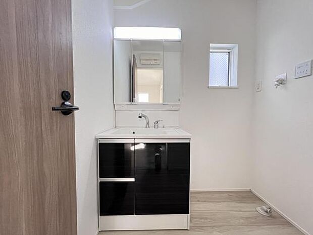 洗面化粧台です。朝の身支度から1日が始まります。