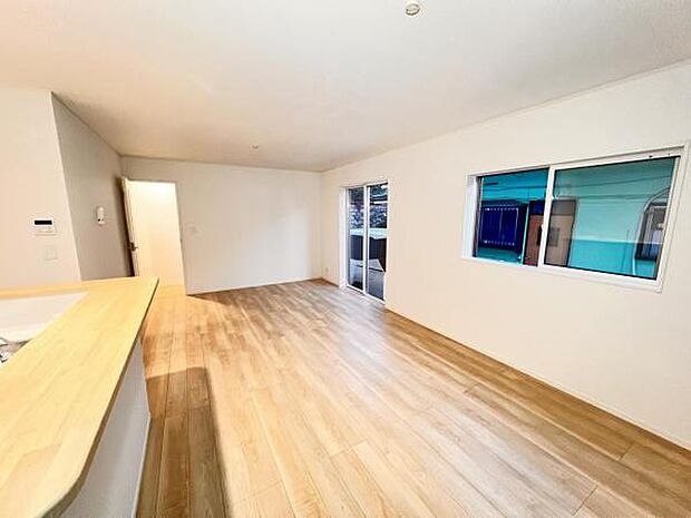 お食事中もキッチンと会話が楽しめるダイニングスペース。