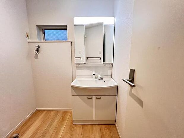 洗面化粧台です。朝の身支度から1日が始まります。