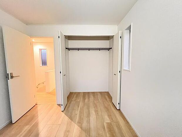 いつでもお部屋をスッキリお使い頂ける収納スペースを設置。