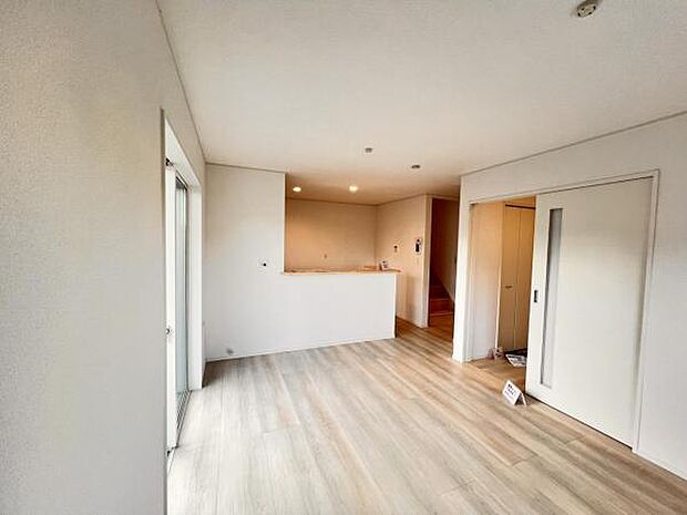 お食事中もキッチンと会話が楽しめるダイニングスペース。