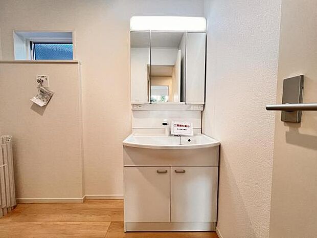 洗面化粧台です。朝の身支度から1日が始まります。