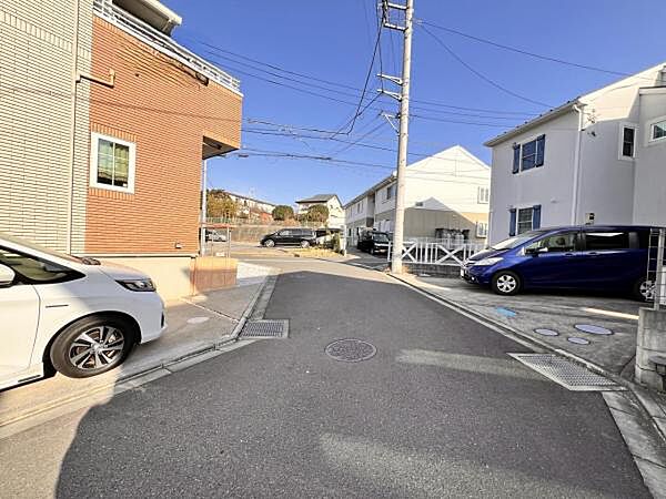 前面道路を含めた現地写真です。