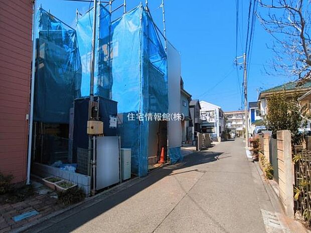 前面道路を含めた現地写真です。