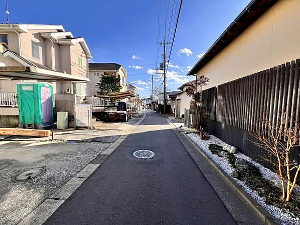 前面道路を含めた現地写真です。