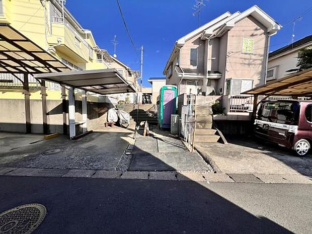 前面道路を含めた現地写真です。