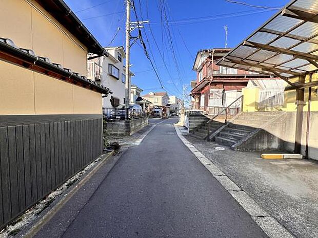 前面道路を含めた現地写真です。