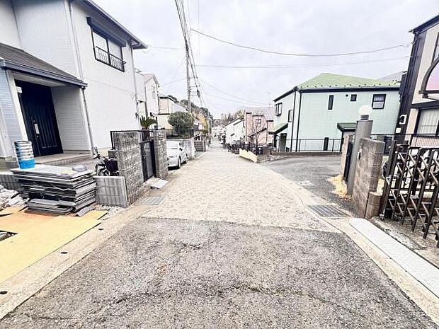 前面道路を含めた現地写真です。