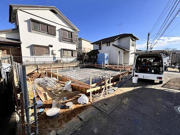 前面道路を含めた現地写真です。