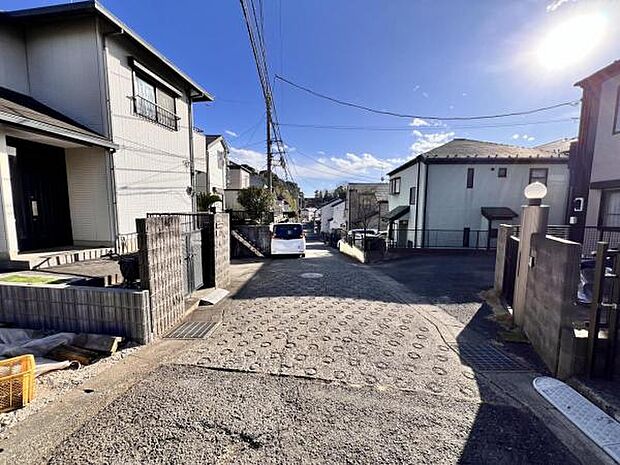 前面道路を含めた現地写真です。
