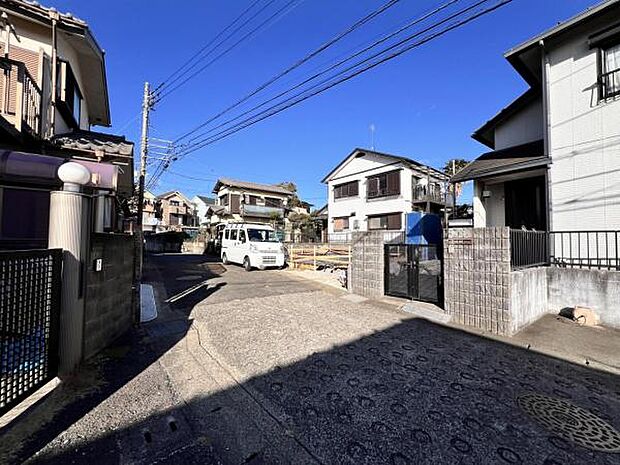 前面道路を含めた現地写真です。