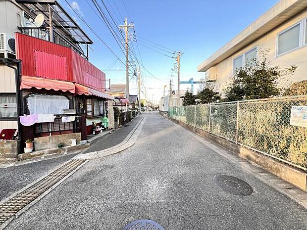 前面道路を含めた現地写真です。