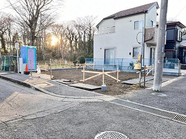 前面道路を含めた現地写真です。