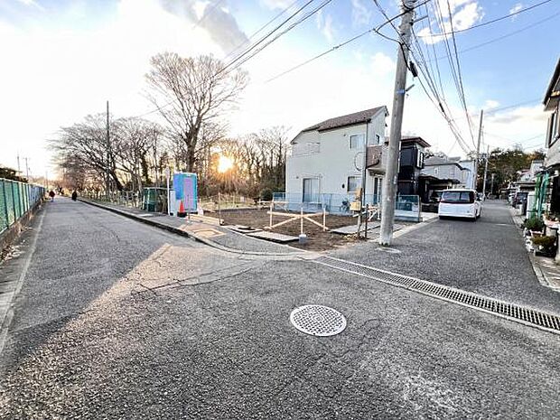 前面道路を含めた現地写真です。