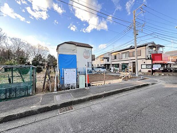 前面道路を含めた現地写真です。