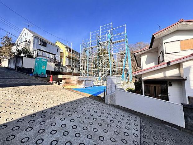 前面道路を含めた現地写真です。