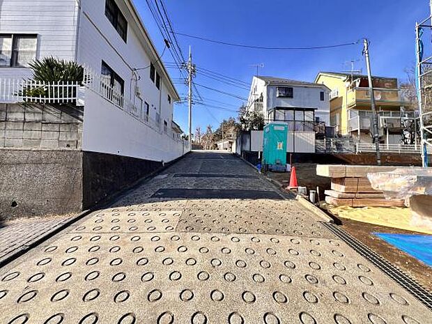 前面道路を含めた現地写真です。