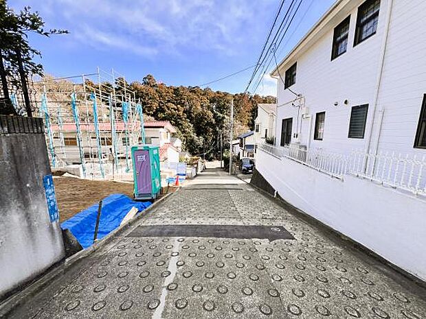 前面道路を含めた現地写真です。