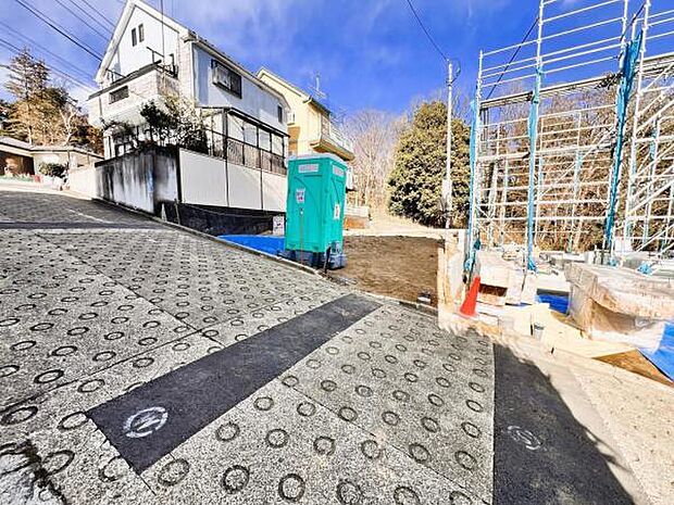 前面道路を含めた現地写真です。