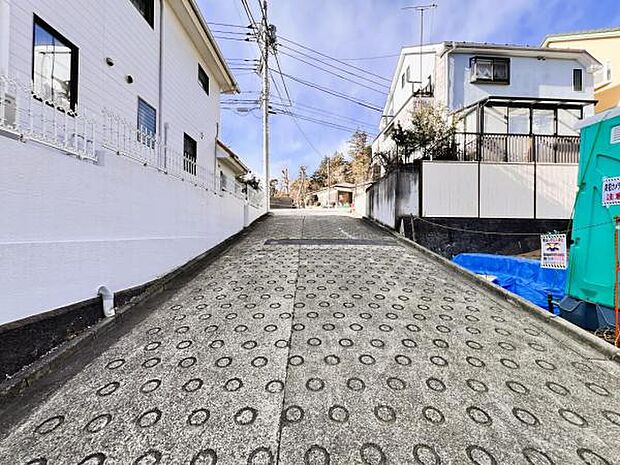 前面道路を含めた現地写真です。