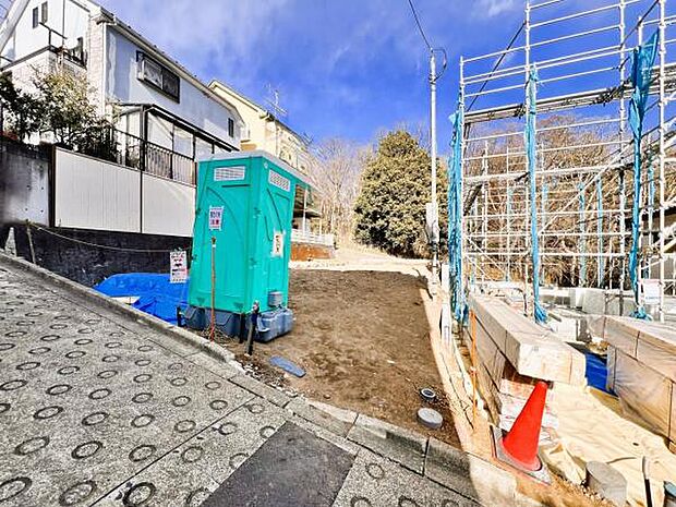 前面道路を含めた現地写真です。