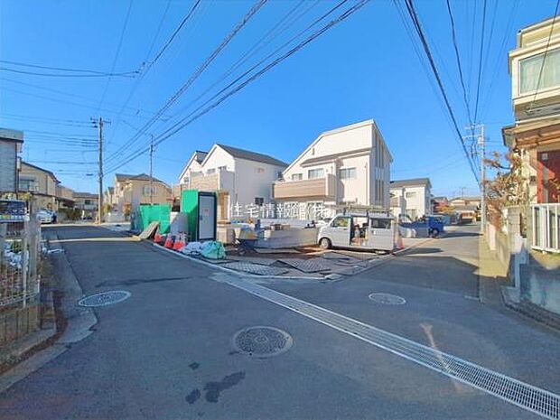 前面道路を含めた現地写真です。