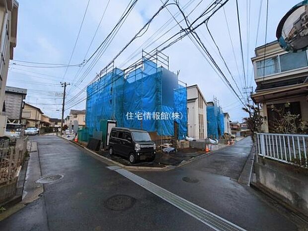 前面道路を含めた現地写真です。