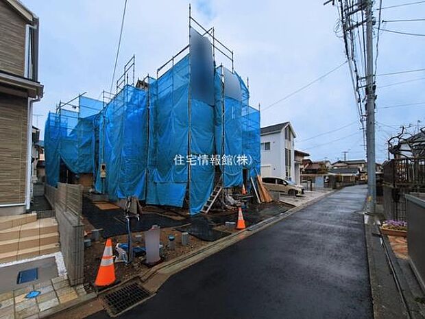 前面道路を含めた現地写真です。