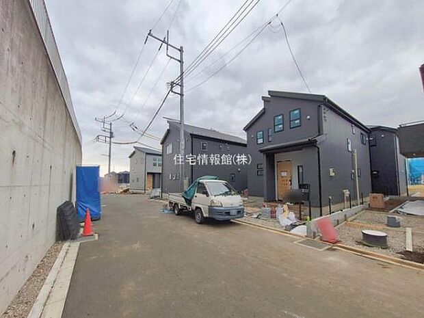 前面道路を含めた現地写真です。