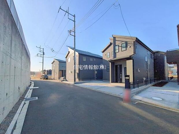 前面道路を含めた現地写真です。