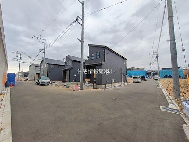 前面道路を含めた現地写真です。