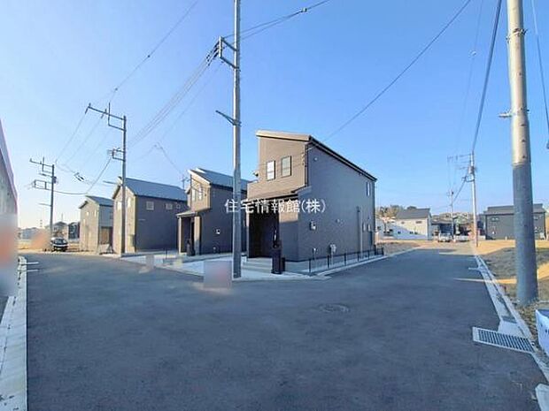 前面道路を含めた現地写真です。