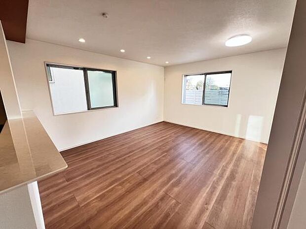 お食事中もキッチンと会話が楽しめるダイニングスペース。