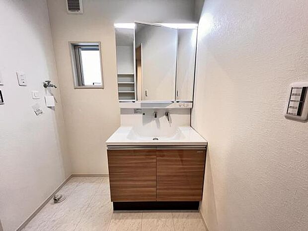 洗面化粧台です。朝の身支度から1日が始まります。