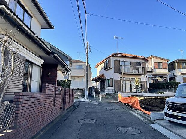 前面道路を含めた現地写真です。