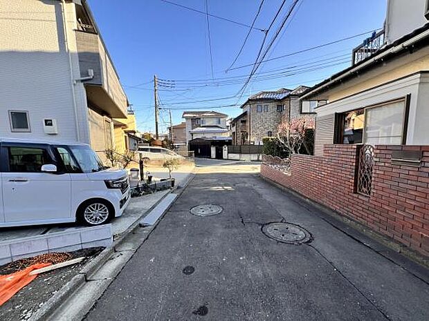 前面道路を含めた現地写真です。