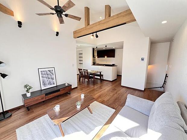 家族団らんの場所としてゆったりと居心地の良いリビングです。